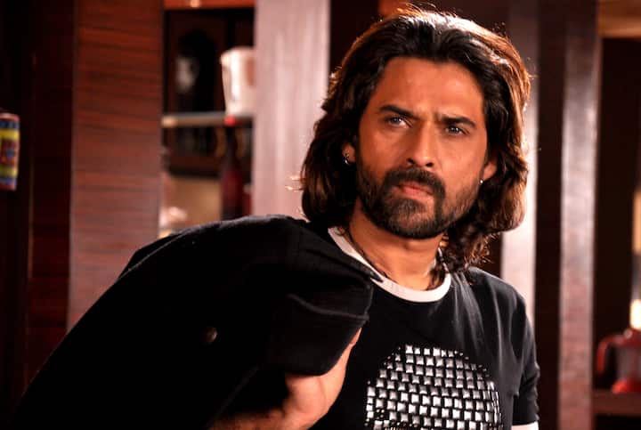 Mukul Dev has been a trend pilot before becoming an actor. Mukul had gained a lot of popularity from films like Son of Sardar, R Rajkumar. Many Bollywood celebs have posted on social media, mourning the death of the actor.