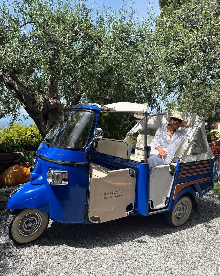 Priyanka Chopra also took an auto rickshaw ride in Italy. During this time she appeared in the K-Aard set of white color.