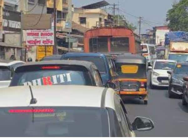 उन्हाळी सुट्टी संपल्यानंतर शेवटच्या वीकेंड मधील मुंबईकर चाकरमानी मुंबईकडे निघाल्याने वाहतूक कोंडी झाली आहे.