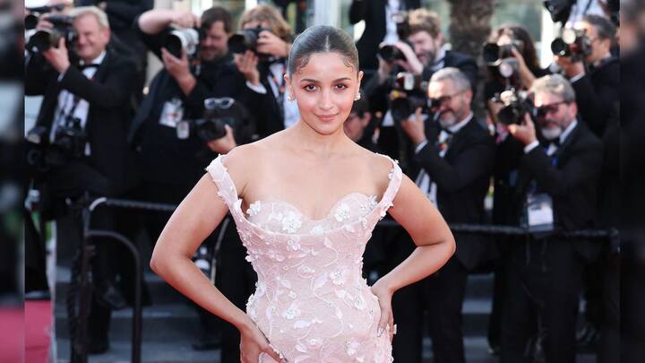 आलिया भट्टने कान्स फिल्म फेस्टिव्हलमध्ये तिच्या क्लासी आणि मोहक अंदाजाने सर्वांनाच आकर्षित केले.