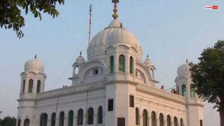 करतारपुर साहिब गुरुद्वारा पाकिस्तान के नारोवाल जिले में स्थित है. भारतीयों के लिए यह स्थान बहुत ही पवित्र है क्योंकि इसे देखने के लिए वे डेरा बाबा नानक स्थित गुरुद्वारा शहीद बाबा सिद्ध सैन रंधावा से दूरबीन का सहारा लेते हैं. यह गुरुद्वारा भारतीय सीमा से सिर्फ 4 किलोमीटर दूर है, लेकिन पाकिस्तान में होने के कारण यहां जाने के लिए वीजा की जरूरत होती है.