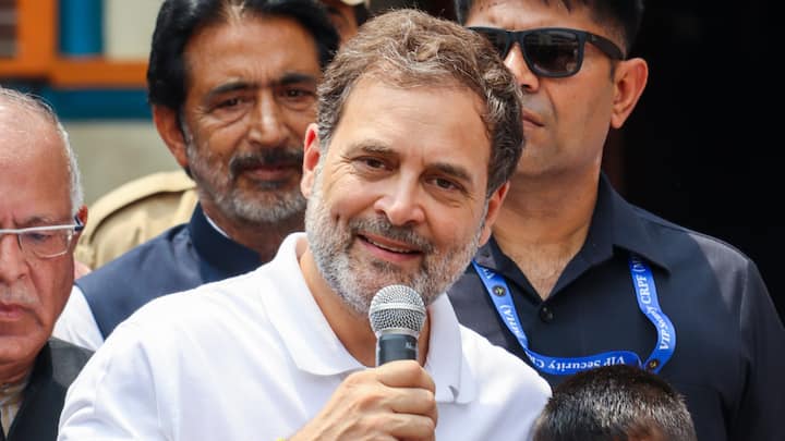 कांग्रेस के एक नेता ने बताया कि गांधी शनिवार सुबह जम्मू हवाई अड्डे पहुंचे और सीमा पार से की गई गोलाबारी से प्रभावित इलाकों का दौरा किया, जहां उन्होंने शोकसंतप्त परिवारों से मुलाकात की. इस दौरान उन्होंने स्कूली बच्चों से भी मुलाकात की.