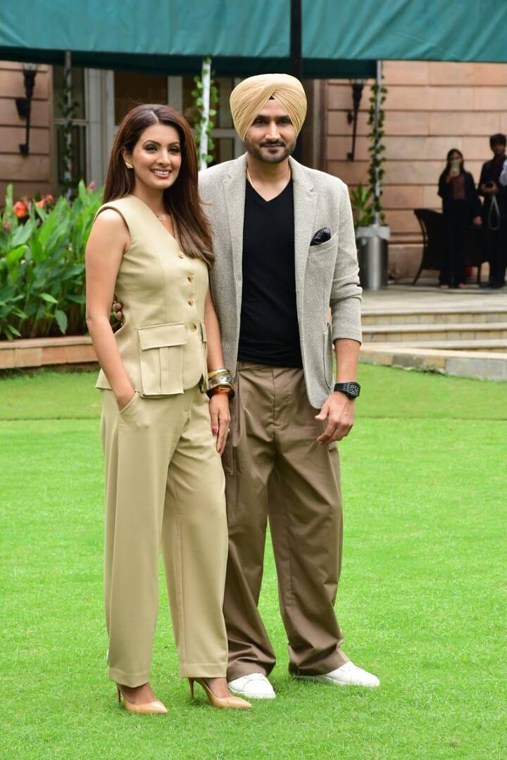 इस फंक्शन में दोनों सिंपल गेटअप में दिखे. गीता इस फंक्शन में लाइट बीज कलर की सफारी सूट में नजर आईं तो वहीं हरभजन कैजुअल आउटफिट में नजर आए.