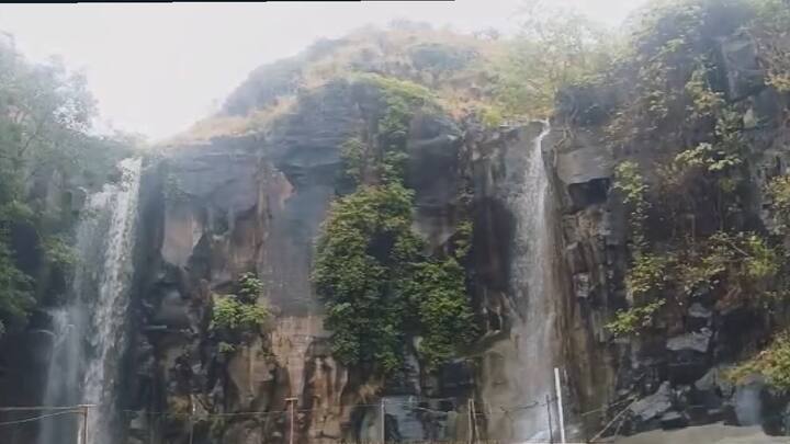 बीड जिल्ह्यातील प्रसिद्ध पर्यटन स्थळ असलेल्या कपिलधार धबधब्याने यंदा सगळ्यांना आश्चर्याचा सुखद धक्का दिला आहे.