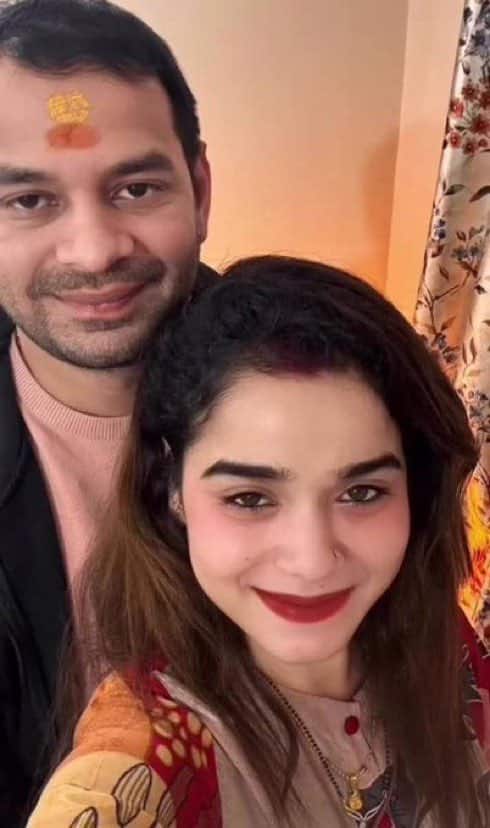 आरजेडी नेता ने भले सफाई दी, लेकिन कुछ ही देर में तेज प्रताप यादव और अनुष्का यादव की एक-दो नहीं बल्कि कई तस्वीरें सोशल मीडिया पर वायरल होने लगीं. किसी में वे (अनुष्का) नाक से लेकर माथे तक सिंदूर में दिख रही हैं तो किसी तस्वीर में आरजेडी की टोपी पहने नजर आ रही हैं.