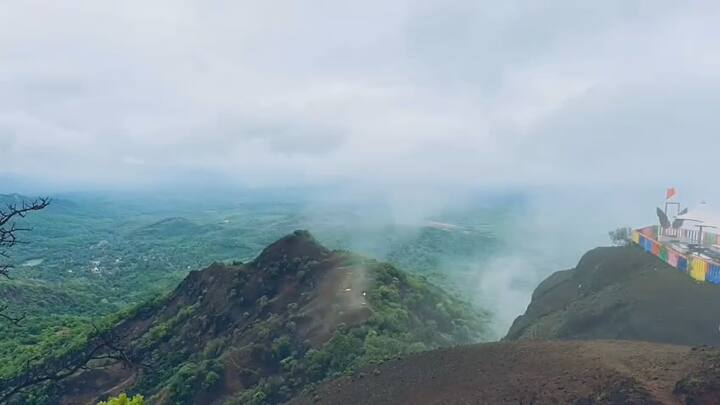 आंबोली घाटात निसर्गाने पांघरलेली ही चादरीची पर्यटकांना भुरळ घातली आहे.