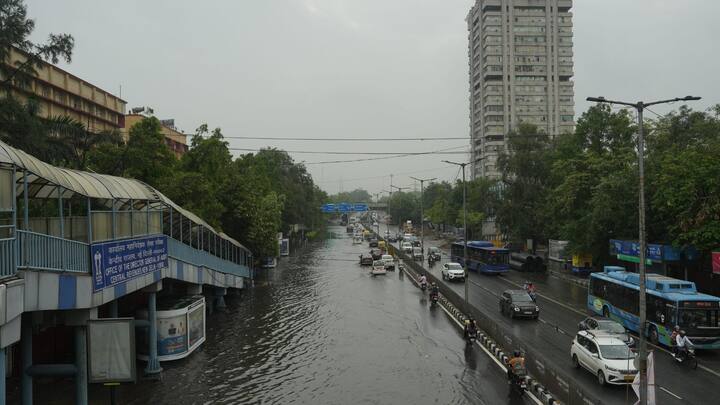 শনিবার রাত ১১.৩০টা নাগাদ বৃষ্টি শুরু হয় দিল্লিতে। রবিবার ভোর ৫.৩০টা পর্যন্ত একনাগাড়ে বৃষ্টি চলে। ছ’ঘণ্টায় ৮১.২ মিলিমিটার বৃষ্টি হয়েছে দিল্লিতে।