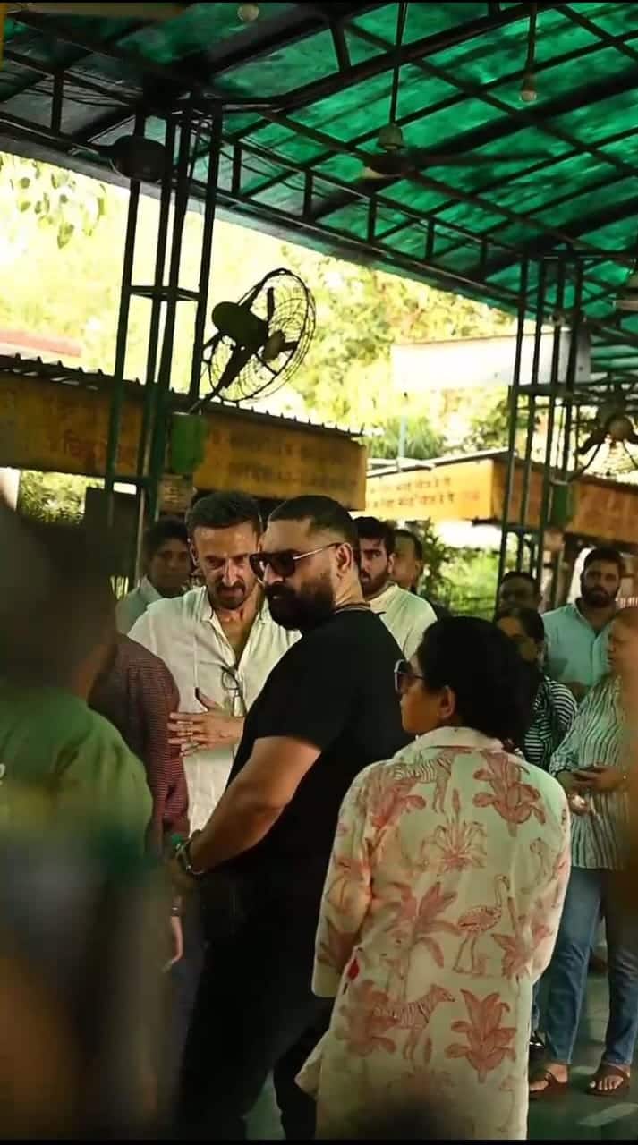 मुकुल देव का अंतिम संस्कार उनके भाई राहुल देव ने किया. इस दौरान एक्टर के चेहरे पर मायूसी सी नजर आई थी. विंदू दारा सिंह ने अपने एक इंटरव्यू में खुलासा किया कि मुकुल देव का वजन काफी बढ़ गया था, जिसके लिए उन्हें टोका भी गया.