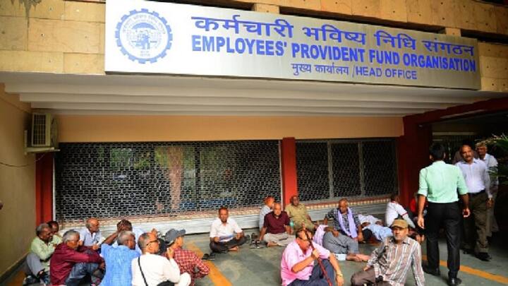 लेकिन अगर आपकी पिछले नियोक्ता यानी कंपनी ने डेट ऑफ एग्जिट सही से अपडेट नहीं की है. तो फिर आपका बैलेंस ऑटोमेटेकली ट्रांसफर नहीं होगा. फिर आपको यह प्रक्रिया मैन्युअल करनी होगी. इसलिए इस बात का खास ध्यान रखें कि आपकी डेट ऑफ एग्जिट सही से अपडेट हुई हो.