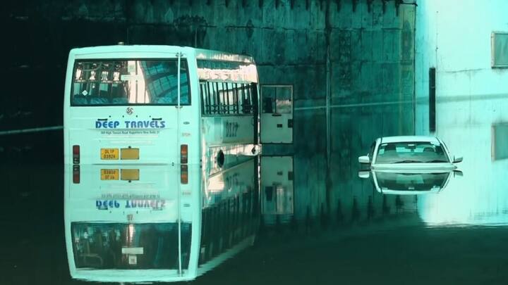 এক জায়গায় জলে প্রায় ডুবে থাকতে দেখা যায় গাড়িকে। জলের মধ্যে সারি দিয়ে গাড়ি-বাস দাঁড়িয়ে থাকতে দেখা গিয়েছে। সেই জল ঠেলেই বিপদের ঝুঁকি নিয়ে এগোতে থাকেন কেউ কেউ।