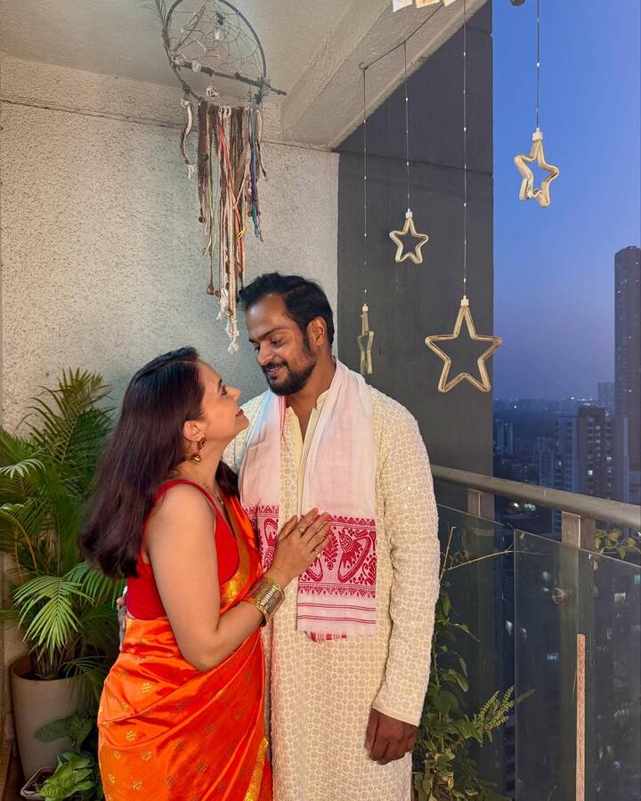 वहीं बर्थडे बॉय शाहनवाज फोटोज में ब्लैक शर्ट पहने हुए हैं. जो अपनी वाइफ को बेहद ही प्यार से निहार रहे हैं.