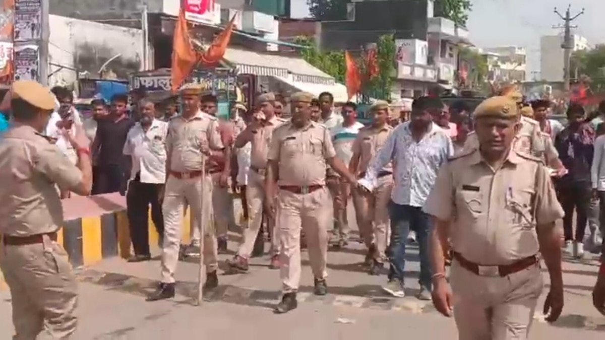 ब्यावर में जेसीबी से लटकाकर ड्राइवर को पीटने वाले आरोपी का मिट्टी में मिला रसूख, पुलिस ने निकाला जुलूस