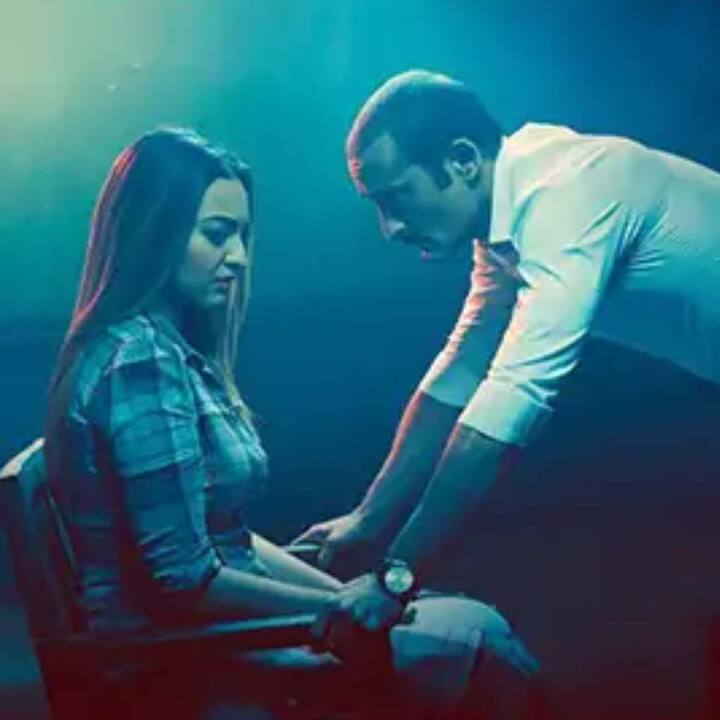 नेटफ्लिक्स पर स्ट्रीम हो रही फिल्म इत्तेफाक की दमदार कहानी है. फिल्म में पुलिस ऑफिसर देव एक मर्डर मिस्ट्री की को सुलझाते हैं. जिसमें वो विक्रम और माया को गवाह और आरोपी मानकर सच्चाई का पता लगाता है.