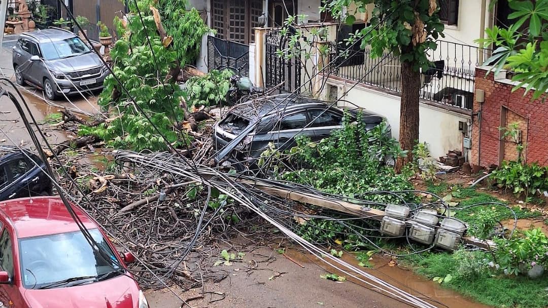 Massive Storm Results In Power Cuts, Waterlogging Across Gurgaon; Netizens Question Authorities Massive Storm Results In Power Cuts, Waterlogging Across Gurgaon; Netizens Question Authorities