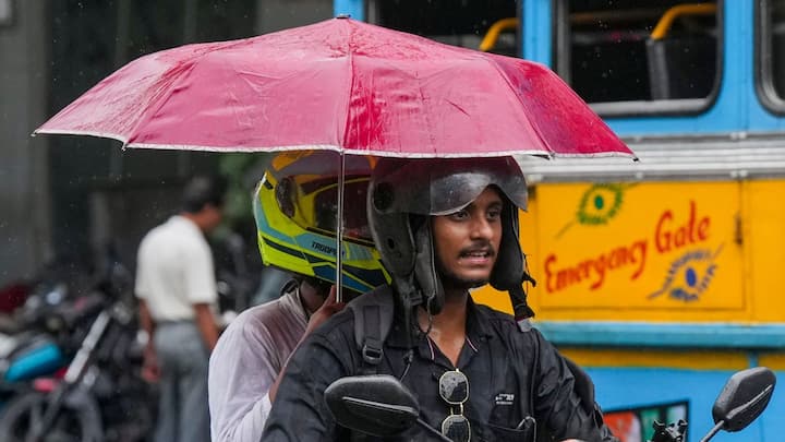 সোম ও মঙ্গলবার বিক্ষিপ্তভাবে কয়েক জেলায় ঝড় বৃষ্টির পূর্বাভাস। নিম্নচাপের জেরে বুধবার থেকে ভারী বৃষ্টি দক্ষিণবঙ্গে। আগামী বুধবার, বৃহস্পতি ও শুক্রবার ভারী বৃষ্টি বিভিন্ন জেলাতে।