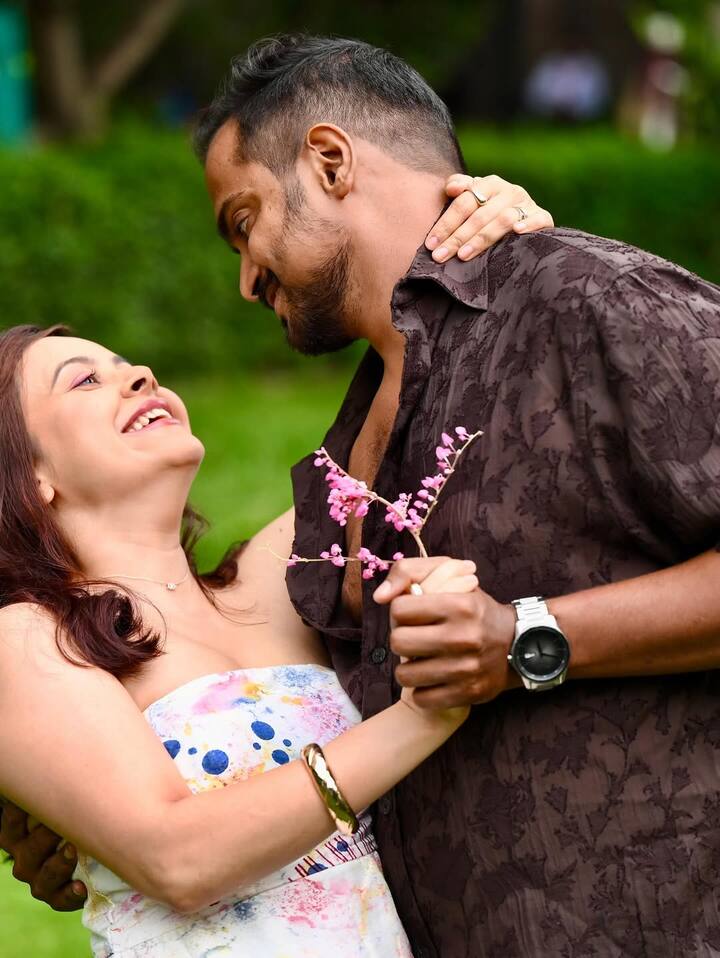 देवोलीना भट्टाचार्जी भले ही एक्टिंग से दूर हो, लेकिन सोशल मीडिया पर काफी एक्टिव रहती हैं. जहां वो अपनी लाइफ की अपडेट के साथ हर मुद्दे पर खुलकर चर्चा करती हैं.