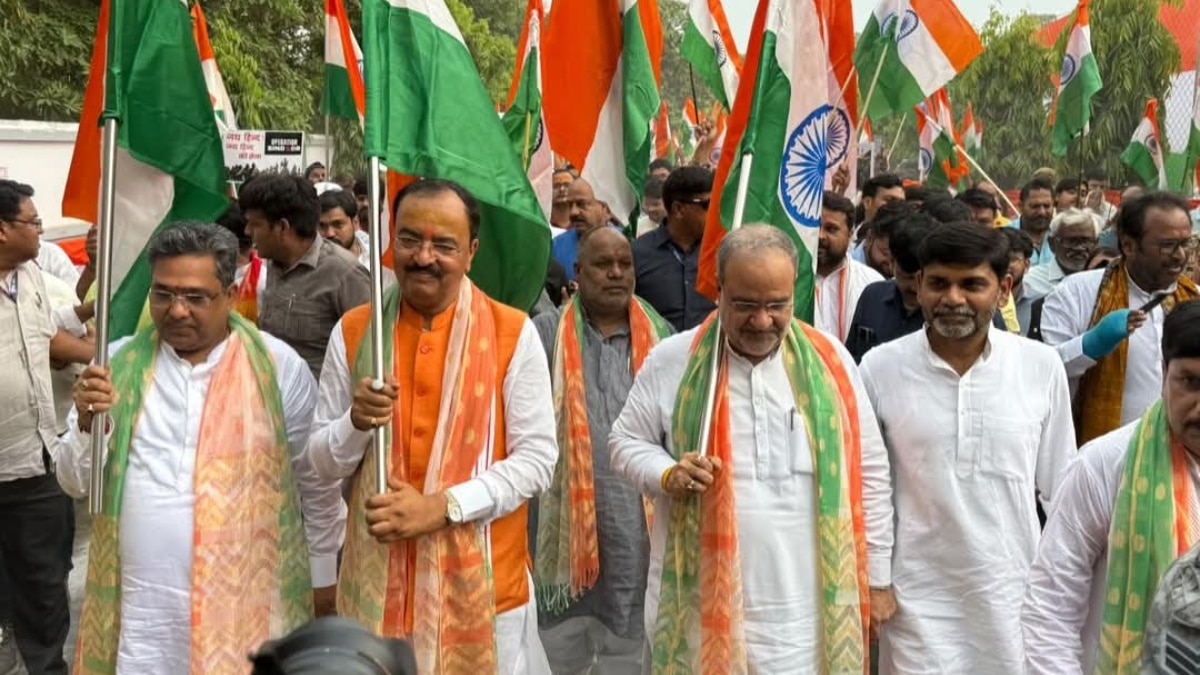 वाराणसी में भारतीय सेना के शौर्य को सलाम, तिरंगा यात्रा में हजारों लोगों ने लिया हिस्सा