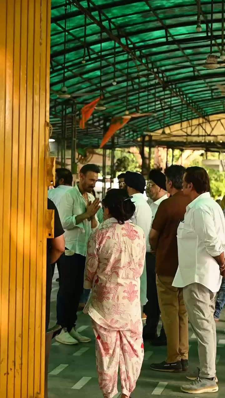 मुकुल देव के निधन पर उनके भाई राहुल देव की आंखें भी नम नजर आईं थी. राहुल देव ने सोशल मीडिया पोस्ट के जरिए अपने छोटे भाई मुकुल देव के निधन के बारे में खबर दी थी.