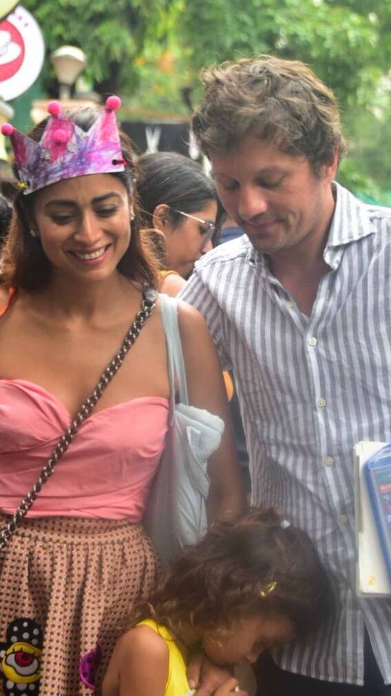 पति को किस करते दिखीं श्रिया सरन, सोशल मीडिया वायरल हुईं तस्वीरें