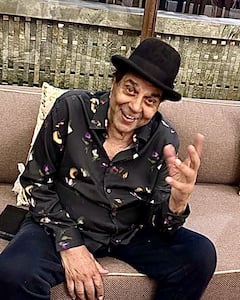 Dharmendra Net worth: लग्जरी फार्महाउस से लेकर रेस्टोरेंट तक,  इतने करोड़ की संपत्ति के मालिक हैं दिग्गज एक्टर धर्मेंद्र