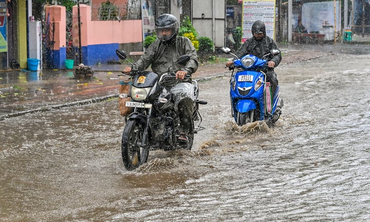 উত্তরবঙ্গে ঝড় বৃষ্টির সতর্কতা সোমবার পর্যন্ত। বজ্রবিদ্যুৎ সহ হালকা মাঝারি বৃষ্টি। ৩০ থেকে ৫০ কিলোমিটার গতিবেগে দমকা ঝোড়ো বাতাস বইবে। রবি ও সোমবার উত্তরবঙ্গের আট জেলাতেই ঝড় বৃষ্টির সতর্কতা জারি।