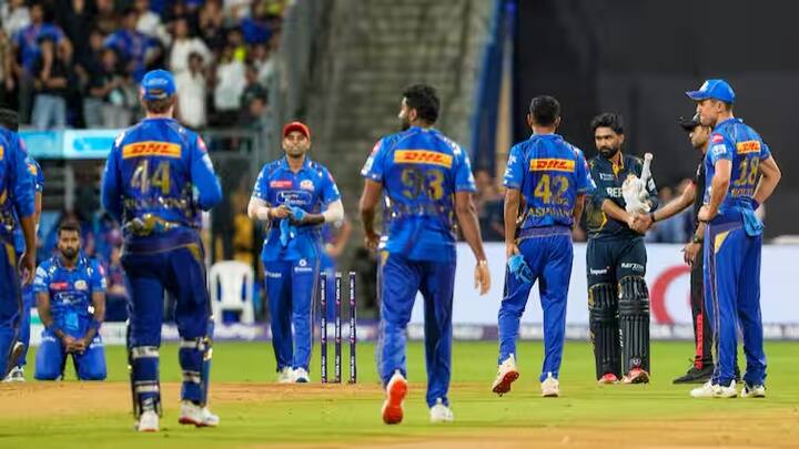 મુંબઈ ઈન્ડિયન્સ  હાર્દિક પંડ્યાની કેપ્ટનશીપ હેઠળની મુંબઈ ટીમના હાલમાં ૧૬ પોઈન્ટ છે, પરંતુ તેની સૌથી સારી વાત એ છે કે તેનો નેટ રન રેટ ગુજરાત કરતા સારો છે, જે પ્રથમ સ્થાને છે. ટોપ 2 માં સ્થાન મેળવવા માટે, મુંબઈએ તેમની છેલ્લી મેચમાં પંજાબ કિંગ્સને હરાવવું પડશે. જો ગુજરાત તેની છેલ્લી મેચ હારી જાય તો મુંબઈ ફક્ત જીતીને ટોપ 2 માં પોતાનું સ્થાન સુરક્ષિત કરી લેશે. પરંતુ જો ગુજરાતે તેની છેલ્લી મેચ જીતી લીધી હોય તો મુંબઈએ ખાતરી કરવી જોઈએ કે RCB તેની છેલ્લી મેચ હારે.