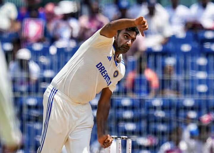 ਸਾਬਕਾ ਸਪਿਨ ਗੇਂਦਬਾਜ਼ ਰਵੀਚੰਦਰਨ ਅਸ਼ਵਿਨ ਇਸ ਵਾਰ ਇੰਗਲੈਂਡ ਦੌਰੇ 'ਤੇ ਨਹੀਂ ਦਿਖਾਈ ਦੇਣਗੇ। ਉਸਨੇ ਆਸਟ੍ਰੇਲੀਆ ਦੌਰੇ ਦੌਰਾਨ ਹੀ ਟੈਸਟ ਕ੍ਰਿਕਟ ਤੋਂ ਸੰਨਿਆਸ ਲੈ ਲਿਆ ਅਤੇ ਅਕਸ਼ਰ ਪਟੇਲ ਤਿੰਨੋਂ ਫਾਰਮੈਟਾਂ ਵਿੱਚ ਭਾਰਤ ਲਈ ਸ਼ਾਨਦਾਰ ਪ੍ਰਦਰਸ਼ਨ ਕਰ ਰਿਹਾ ਹੈ। ਉਸਨੂੰ ਇੰਗਲੈਂਡ ਦੌਰੇ ਲਈ ਵੀ ਨਹੀਂ ਚੁਣਿਆ ਗਿਆ ਹੈ।