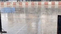 ભર ઉનાળે અંબાજીમાં વરસાદ: બજારોમાં પાણી વહેતું થયું, ૪૨ ડિગ્રી તાપમાન વચ્ચે ઉનાળામાં અષાઢી માહોલ