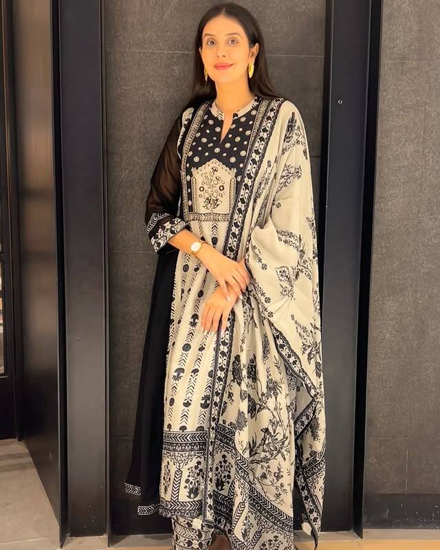 चारू ने अपनी YouTube व्लॉग में बताया कि कई लोग उन्हें ये कहकर डिमोटिवेट कर रहे हैं कि उन्होंने बीकानेर शिफ्ट होने का गलत फैसला लिया है और वो ये सब अकेले मैनेज नहीं कर पाएंगी.