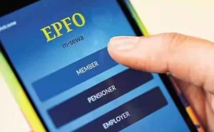 તમને જણાવી દઈએ કે નોકરી બદલતી વખતે તમારા જૂના પીએફ ખાતાને નવી કંપનીના ખાતામાં ટ્રાન્સફર કરવું જરૂરી છે. જો તમારી પાસે ફક્ત એક જ યુનિવર્સલ એકાઉન્ટ નંબર એટલે કે UAN છે. આ સાથે તે તમારા આધાર સાથે લિંક થયેલ છે.