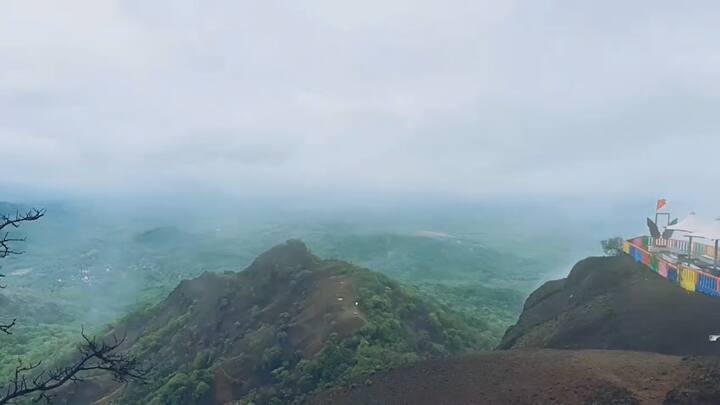 ही सुंदर दृश्य पर्यटकांना आंबोलीत अनुभवाला मिळतायेत.