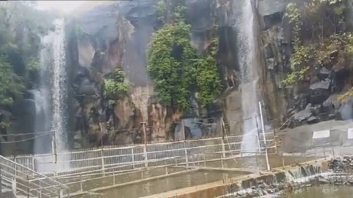 गेल्या आठ दिवसात झालेल्या मान्सूनपूर्व पावसामुळे बीड जिल्ह्यातील पर्यटन स्थळ असलेल्या कपिलधारचा धबधबा प्रवाहित झाला आहे.