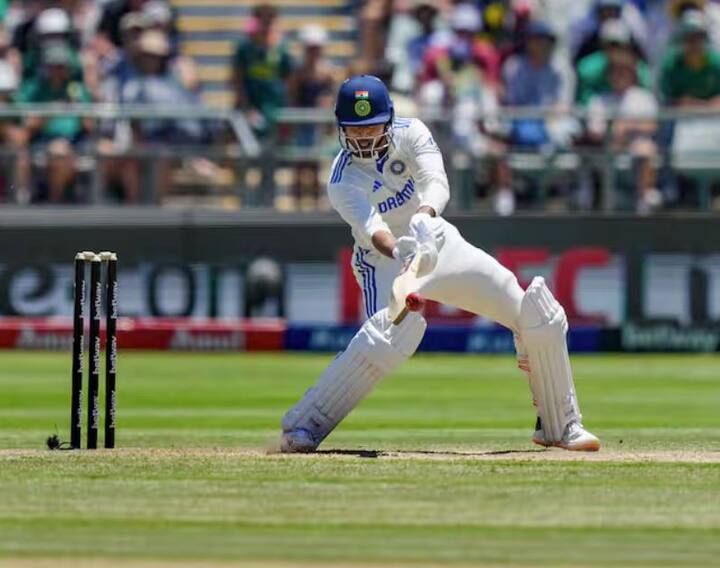 BCCI ਨੇ ਸ਼ਨੀਵਾਰ ਨੂੰ ਇੰਗਲੈਂਡ ਦੌਰੇ ਲਈ ਭਾਰਤੀ ਟੀਮ ਦਾ ਐਲਾਨ ਕੀਤਾ। ਭਾਰਤ ਨੂੰ 20 ਜੂਨ ਤੋਂ ਇੰਗਲੈਂਡ ਵਿਰੁੱਧ 5 ਮੈਚਾਂ ਦੀ ਟੈਸਟ ਸੀਰੀਜ਼ ਖੇਡਣੀ ਹੈ। ਇਸ ਵਾਰ ਸ਼੍ਰੇਅਸ ਅਈਅਰ, ਮੁਹੰਮਦ ਸ਼ਮੀ ਅਤੇ ਚੇਤੇਸ਼ਵਰ ਪੁਜਾਰਾ ਸਮੇਤ 10 ਮਹਾਨ ਭਾਰਤੀ ਖਿਡਾਰੀ ਇੰਗਲੈਂਡ ਵਿੱਚ ਖੇਡਦੇ ਨਹੀਂ ਦਿਖਾਈ ਦੇਣਗੇ।