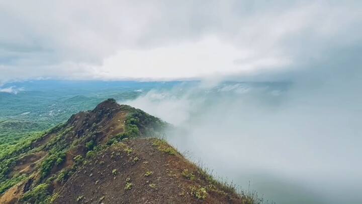 आंबोली घाटातील महादेवगड परिसरातून खोल दरीत पाहिल्यावर ढगांच्या आच्छादन पहायला मिळतेय.