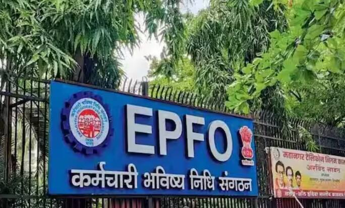 દેશના બધા નોકરીયાત લોકો પાસે પીએફ ખાતું છે. એક રીતે પીએફ ખાતું બચત ખાતાની જેમ કામ કરે છે. પગારના 12 ટકા પીએફ ખાતામાં જમા થાય છે. નોકરીદાતા એટલે કે કંપની દ્વારા પણ સમાન યોગદાન આપવામાં આવે છે. પીએફ ખાતામાં જમા થતી રકમ પર સરકાર દ્વારા વ્યાજ પણ આપવામાં આવે છે. આ ઉપરાંત અમે તમને જણાવી દઈએ કે તમે વિવિધ પ્રસંગોએ જ્યારે પણ જરૂર પડે ત્યારે તમારા પીએફ ખાતામાંથી પૈસા ઉપાડી શકો છો.