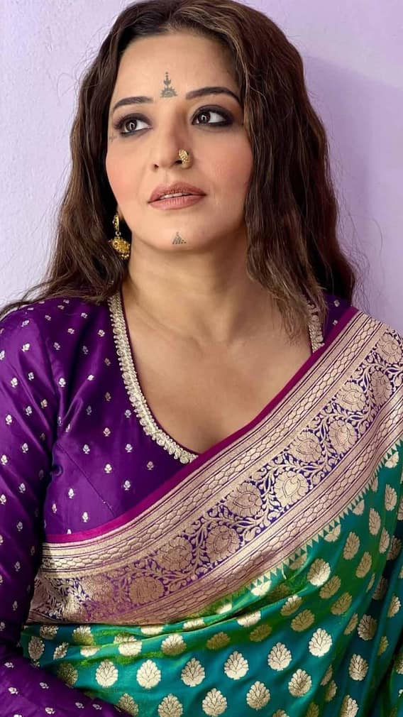 देसी लुक में नजर आईं मोनालिसा, साड़ी और बिंदी ने बढ़ाया ग्लैमर