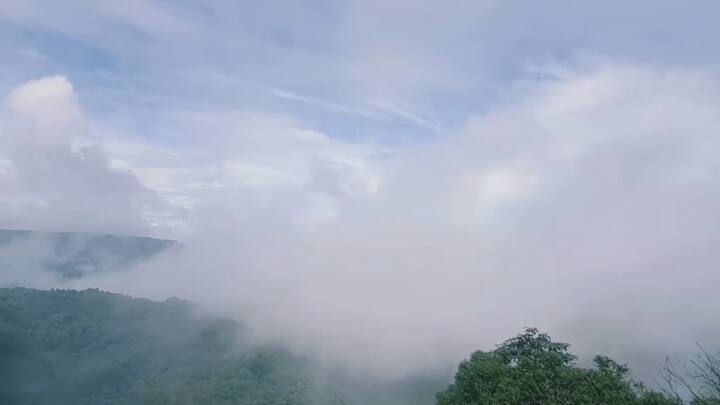 सह्याद्री जणू काही कापासत पिंजून ठेवल्याचा भास हे नयनरम्य दृश्य बघून होतो आहे.