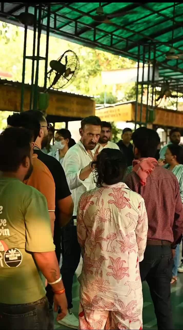 मुकुल देव का अंतिम संस्कार दिल्ली के लोधी श्मशान घाट में हुआ, जहां पर उनके परिवार के सदस्य भी मौजूद थे. उनके भाई राहुल देव भी वहां पहुंचे.