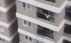 ਮੈਂ ਮਰੀ ਨਹੀਂ ਹਾਂ... 12ਵੀਂ ਮੰਜ਼ਿਲ ਤੋਂ ਡਿੱਗੀ ਔਰਤ, ਚੀਕਦਿਆਂ ਹੋਇਆਂ ਪਤੀ ਨੂੰ ਕਿਹਾ-ਛੇਤੀ 120 'ਤੇ ਕਾਲ ਕਰੋ