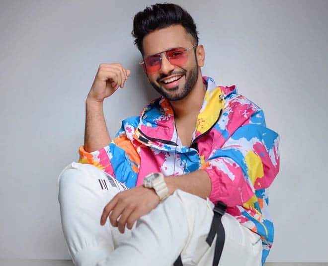 राहुल वैद्य - इस शो में सिंगर राहुल वैद्य भी नजर आते हैं. उन्होंने मीठीबाई कॉलेज से कॉमर्स में ग्रेजुएशन की डिग्री हासिल कर रखी है.