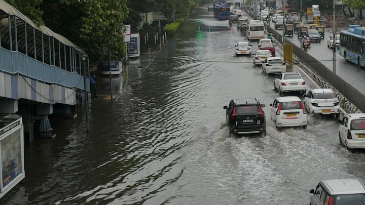 এবছর নির্ধারিত সময়ের আগেই দেশে বর্ষা প্রবেশ করেছে। সেই নিয়ে আগেই সতর্ক করা হয়েছিল। তা সত্ত্বেও ক্ষয়ক্ষতি এড়ানো গেল না দিল্লিতে। একরাত্রে বৃষ্টিতেই তছনছ হল রাজধানীর বিস্তীর্ণ এলাকা।