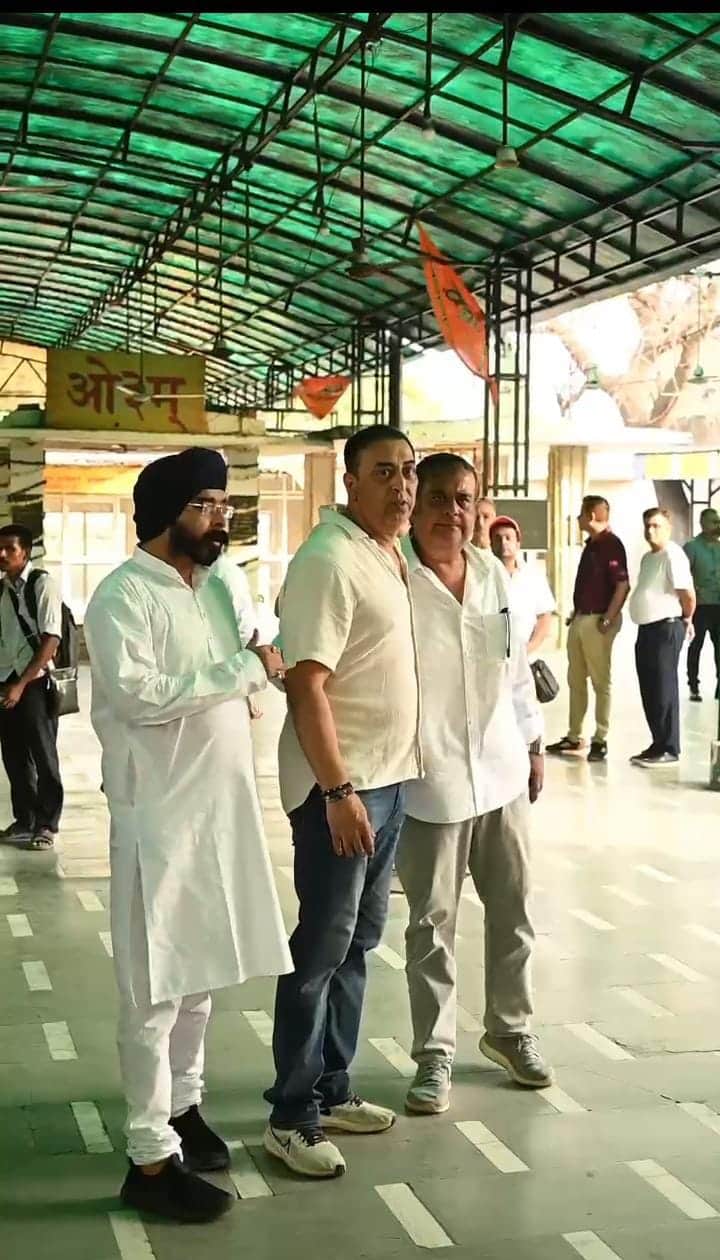 मुकुल देव को अंतिम विदाई देने विंदु दारा सिंह भी पहुंचे थे. इस दौरान इनकी भी आंखें नम नजर आईं. बता दें विंदू दारा सिंह और मुकुल देव ने साथ में फिल्म सन ऑफ सरदार में साथ काम किया था.