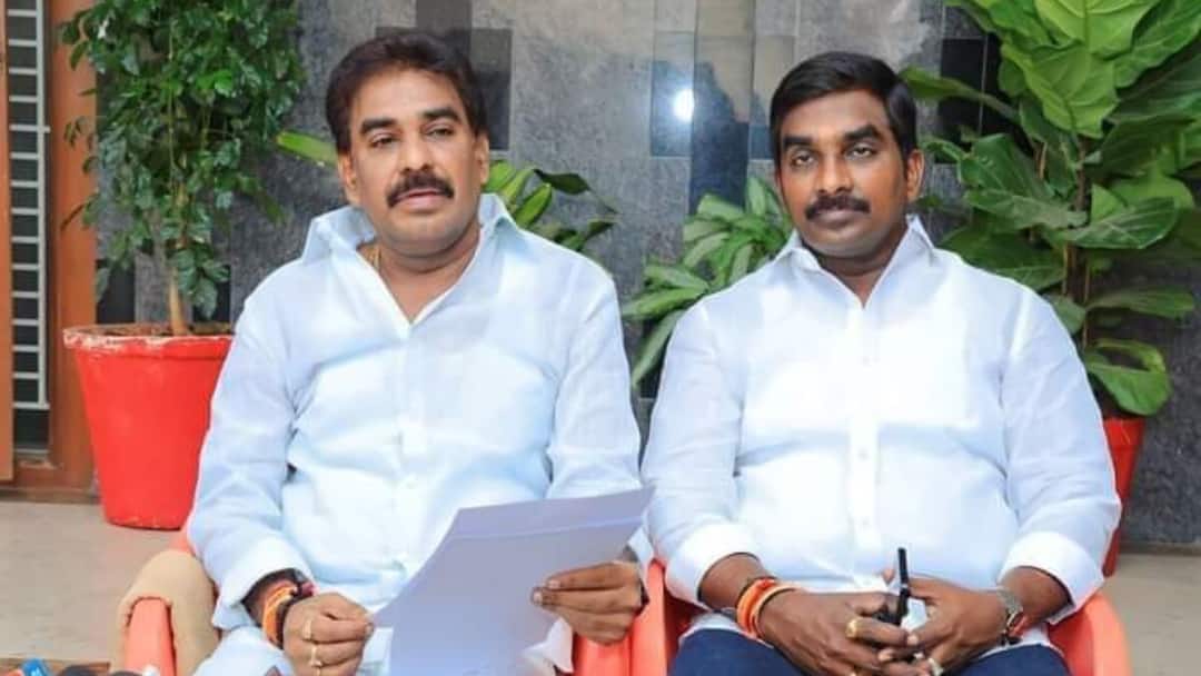 Palnadu Double Murder: పల్నాడులో జంట హత్యలు, పిన్నెల్లి సోదరులపై కేసు నమోదు చేసిన పోలీసులు Case filed against Macherla ex MLA Pinnelli Ramakrishna Reddy and his brother Venkatrami Reddy Palnadu Double Murder: పల్నాడులో జంట హత్యలు, పిన్నెల్లి సోదరులపై కేసు నమోదు చేసిన పోలీసులు