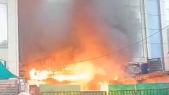 नोएडा में शॉर्ट सर्किट से कार गैराज में लगी भीषण आग, दर्जनों गाड़ियां जलकर खाक