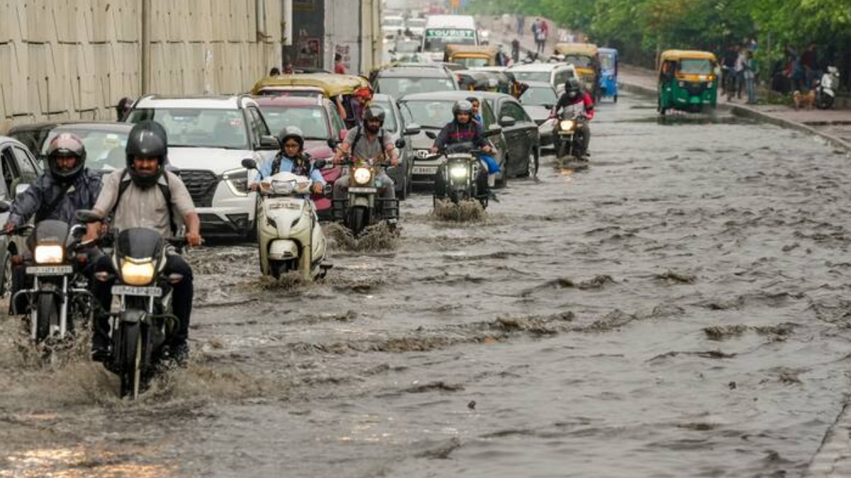 दिल्ली में आंधी-तूफान के बीच भारी बारिश, सड़कों पर लबालब भरा पानी, कई इलाकों में आवाजाही बाधित
