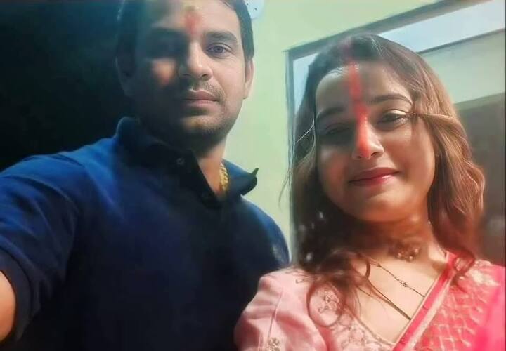 दूसरी ओर सोशल मीडिया पर तस्वीरें ही नहीं बल्कि तेज प्रताप यादव और अनुष्का यादव के वीडियो भी वायरल हो रहे हैं. दोनों एक कमरे में साथ में दिख रहे हैं.