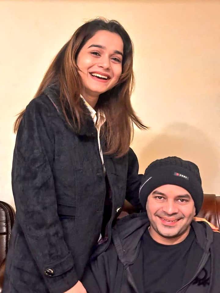 हालांकि जिस लड़की की तस्वीर सामने आई है उसके बारे में कुछ जानकारियां सामने आईं हैं. कहा जा रहा है कि अनुष्का यादव पटना की रहने वाली हैं.