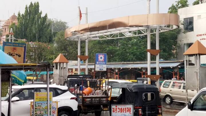 ધોમધખતા ઉનાળામાં અષાઢી માહોલનો અનુભવ કરાવતા આ વરસાદને કારણે બજારોમાં પાણી વહેતું જોવા મળ્યું હતું.