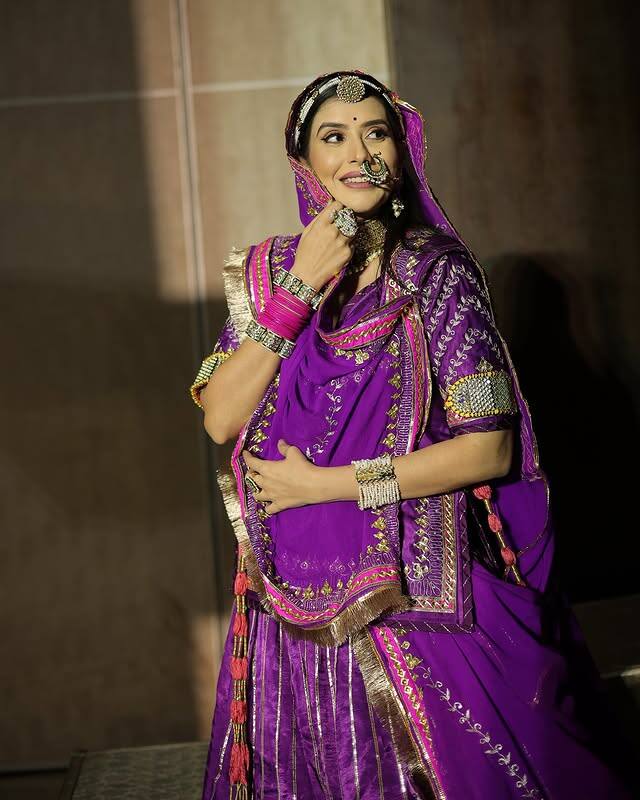 सुष्मिता सेन की एक्स भाभी और एक्ट्रेस चारू असोपा बीते कुछ समय से अपनी पर्सनल लाइफ को लेकर सुर्खियों में हैं.मेरे अंगने में फेम चारू असोपा ने मुंबई की महंगी लाइफस्टाइल और पर्सनल वजह से चारू ने अपने होमटाउन बीकानेर लौटने का फैसला लिया है.