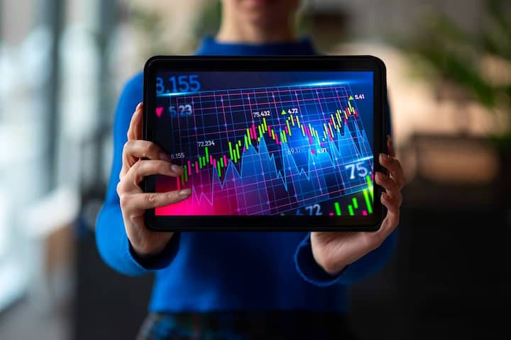 अनिल अंबानी यांच्या एडीएजी ग्रुपच्या कंपन्यांनी दमदार कामगिरी केली आहे. रिलायन्स पॉवर, रिलायन्स होम फायनान्स, रिलायन्स इन्फ्रास्ट्रक्चरच्या शेअरमध्ये तेजी पाहायला मिळाली आहे. रिलायन्स पॉवरच्या शेअरमध्ये एका दिवसात 19 टक्के तेजी पाहायला मिळाली.